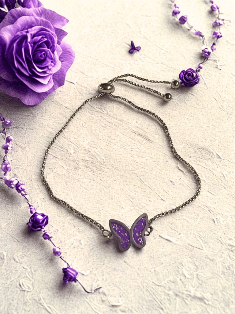 Bracelet Papillon Éternel violet pailleté Envol Mystique finition argentée posé sur table