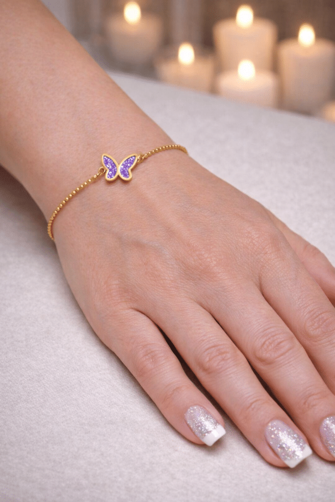 Bracelet Papillon Éternel violet pailleté Envol Mystique finition dorée porté au poignet
