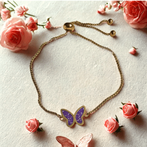 Bracelet Papillon Éternel violet pailleté Envol Mystique finition dorée posé sur table