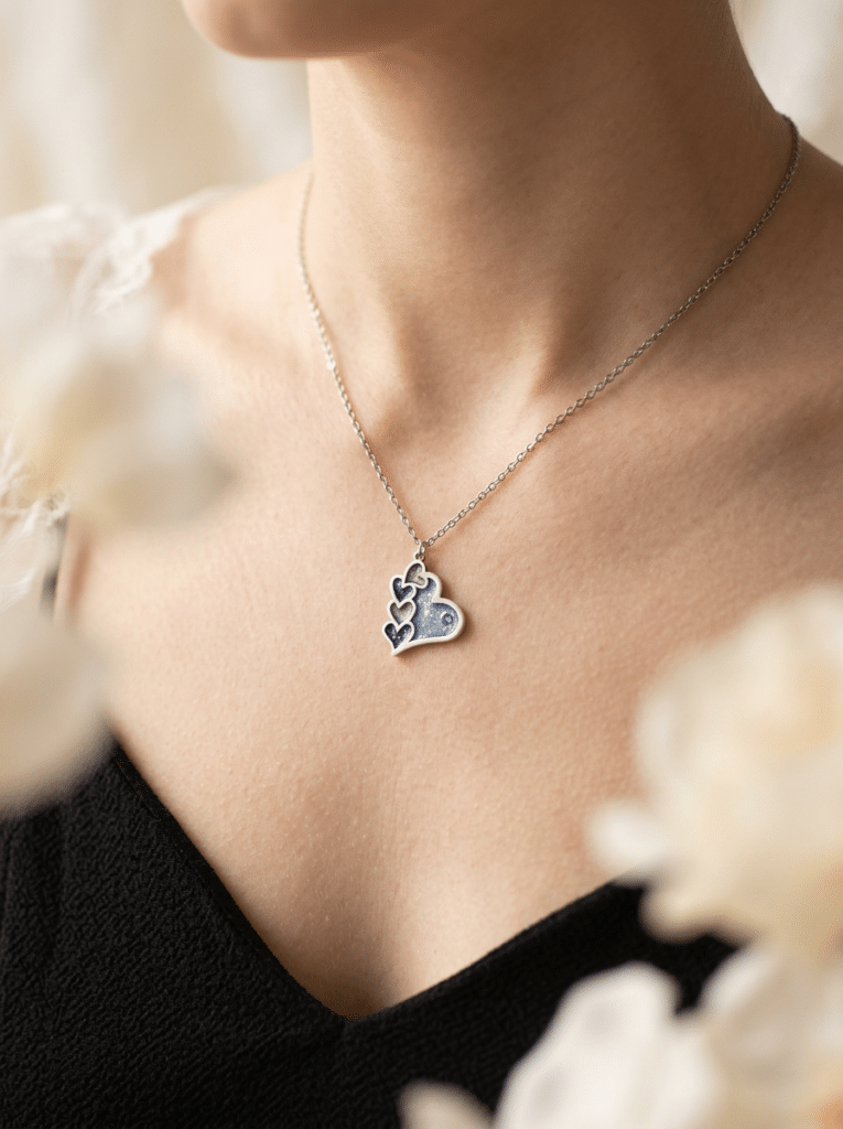 Collier Cœur en Lumière bleu pailleté Cœur Céleste finition argentée porté au cou