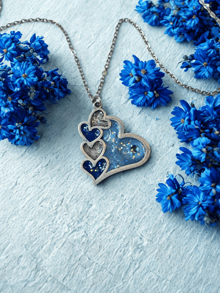 Collier Cœur en Lumière bleu pailleté Cœur Céleste finition argentée posé sur table