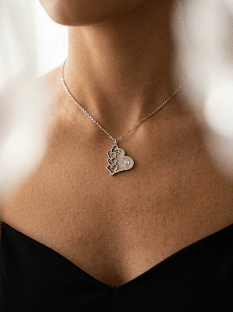 Collier Cœur en Lumière rose pailleté Cœur Tendre finition argentée porté au cou