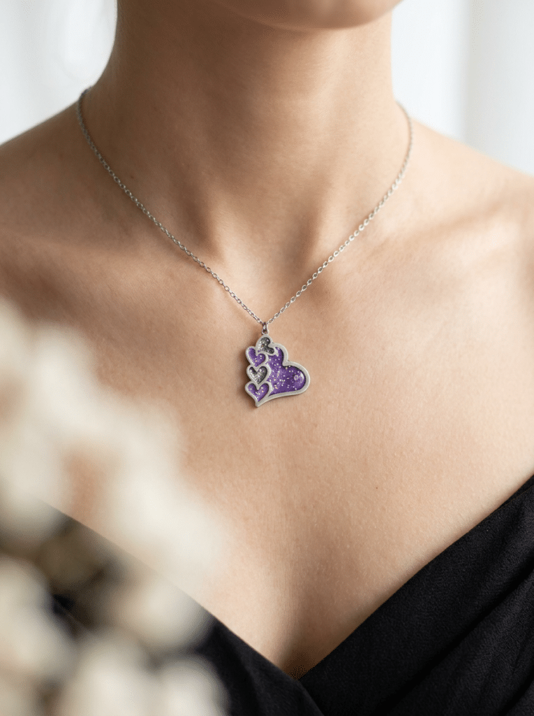 Collier Cœur en Lumière violet pailleté Cœur Mystique finition argentée porté au cou