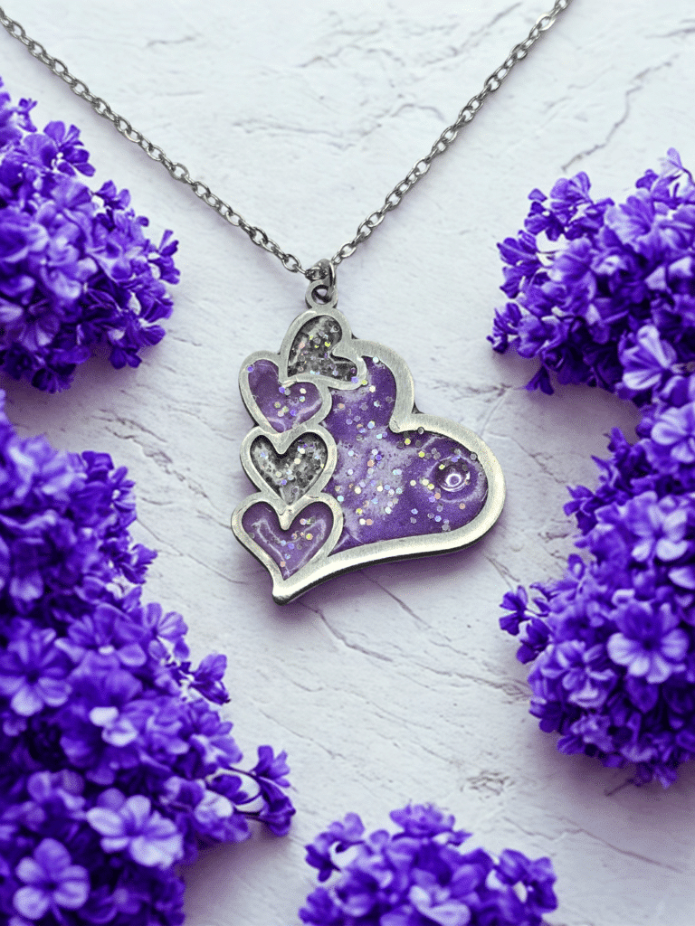 Collier Cœur en Lumière violet pailleté Cœur Mystique finition argentée posé sur table