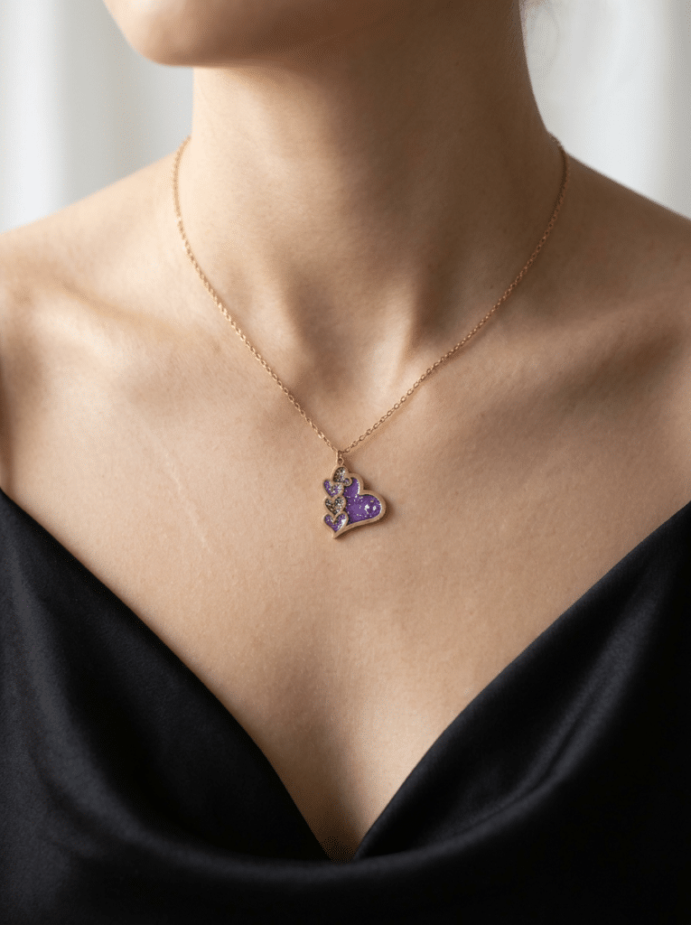 Collier Cœur en Lumière violet pailleté Cœur Mystique finition dorée porté au cou