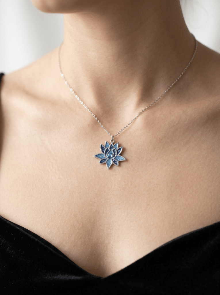 Collier Lotus Sacré bleu pailleté Sérénité Sacrée finition argentée porté au cou