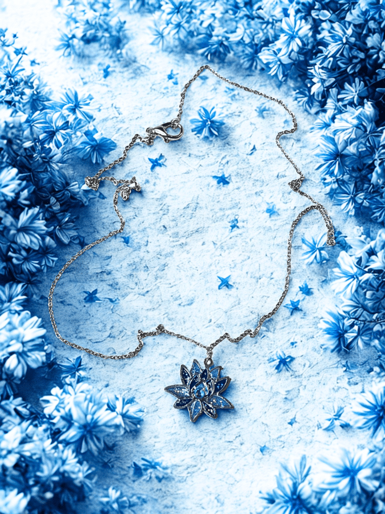 Collier Lotus Sacré bleu pailleté Sérénité Sacrée finition argentée posé sur table