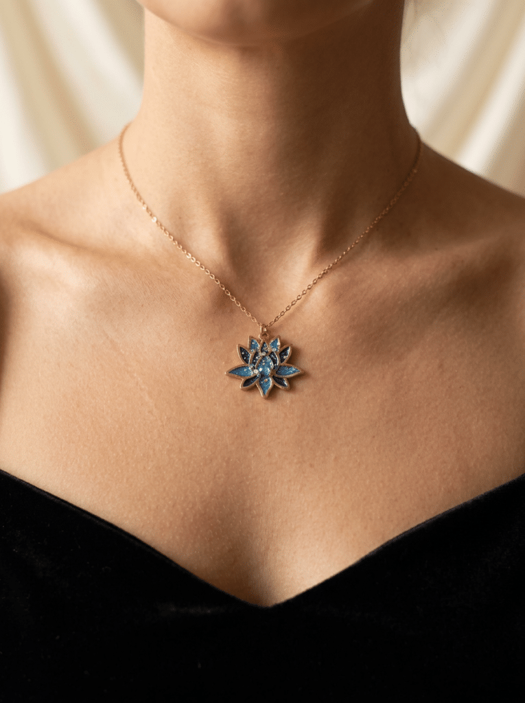Collier Lotus Sacré bleu pailleté Sérénité Sacrée finition dorée porté au cou