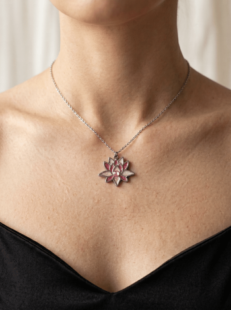 Collier Lotus Sacré rose pailleté Éclosion Divine finition argentée porté au cou