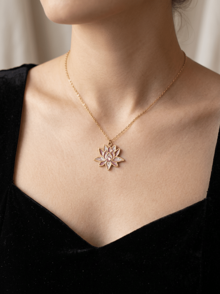 Collier Lotus Sacré rose pailleté Éclosion Divine finition dorée porté au cou