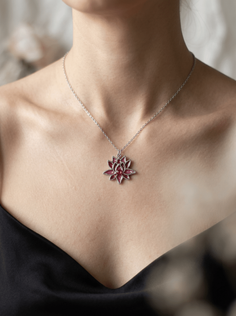 Collier Lotus Sacré rouge pailleté Flamme du Lotus finition argentée porté au cou