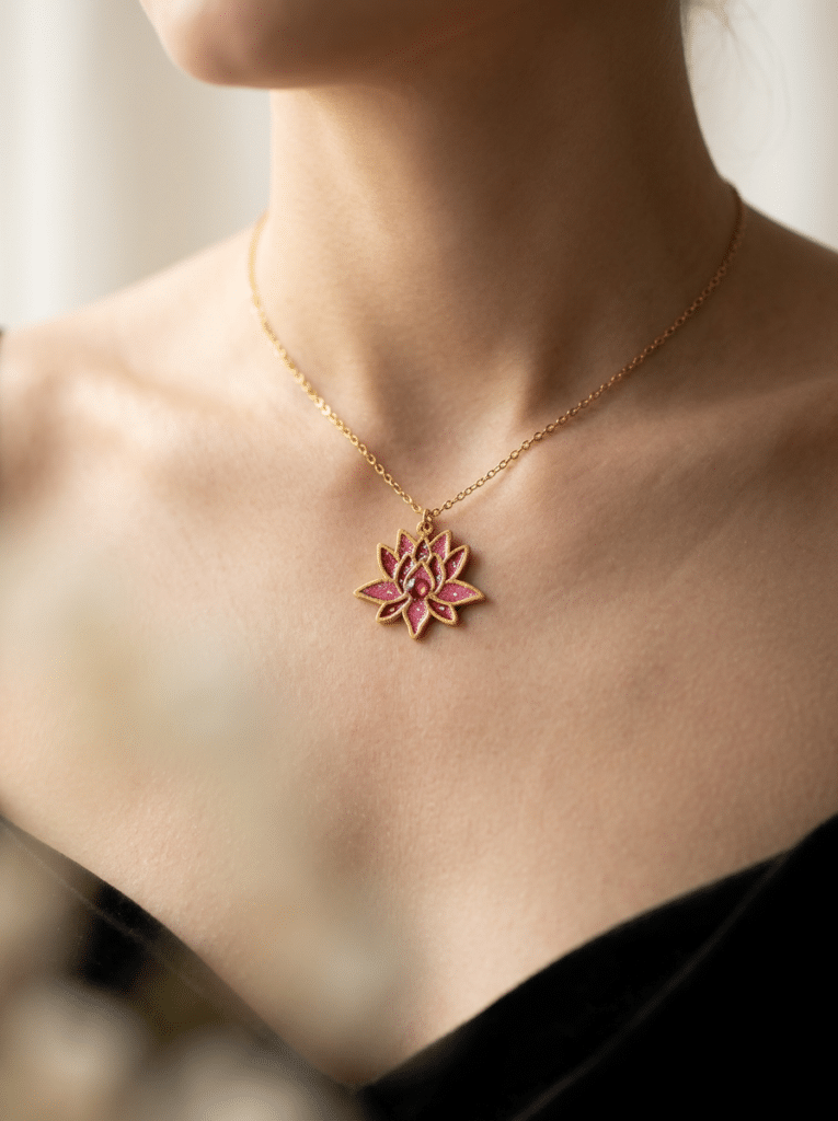 Collier Lotus Sacré rouge pailleté Flamme du Lotus finition dorée porté au cou