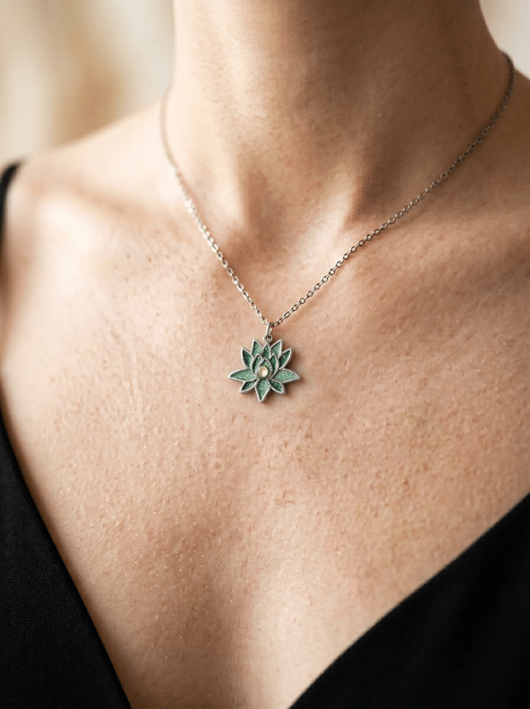 Collier Lotus Sacré vert pailleté Éveil Émeraude finition argentée porté au cou
