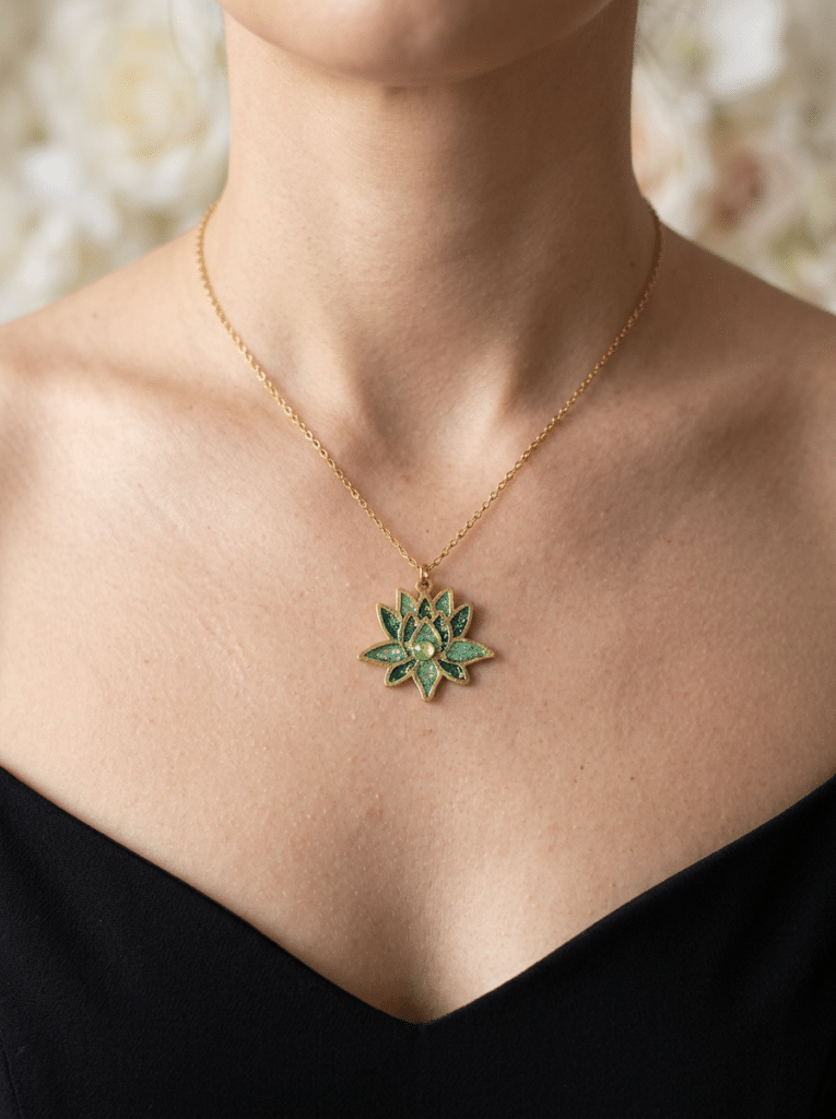 Collier Lotus Sacré vert pailleté Éveil Émeraude finition dorée porté au cou