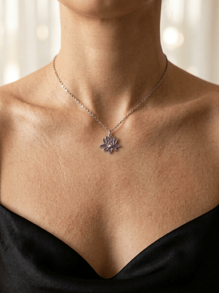 Collier Lotus Sacré violet pailleté Âme en Fleur finition argentée porté au cou
