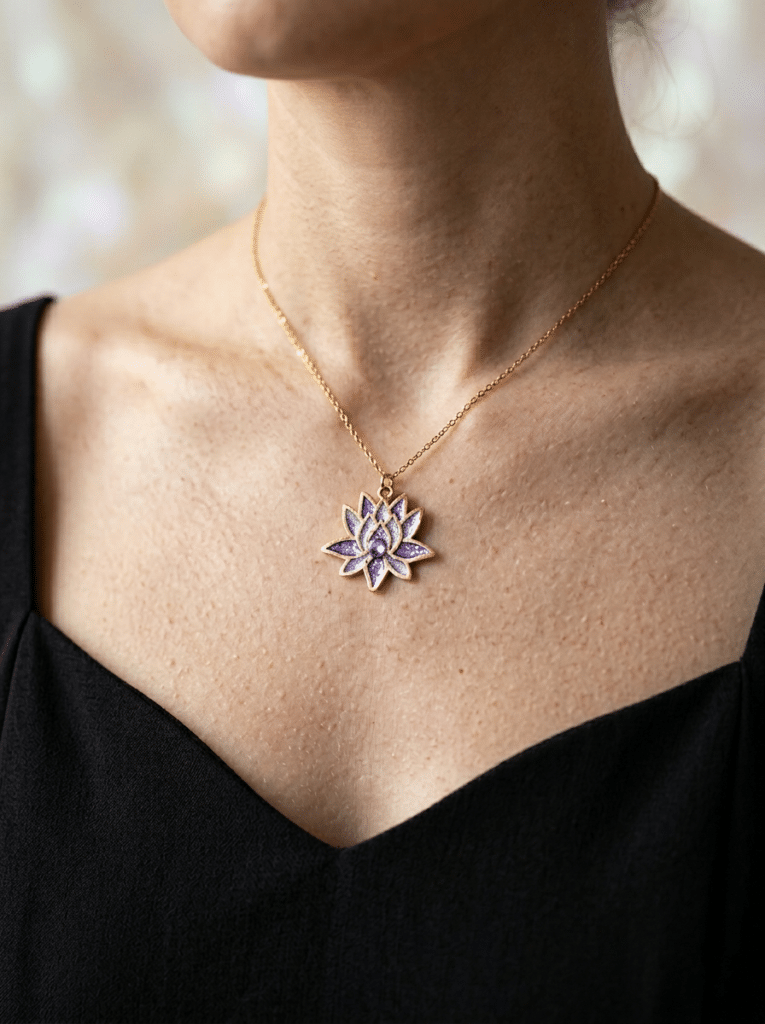 Collier Lotus Sacré violet pailleté Âme en Fleur finition dorée porté au cou