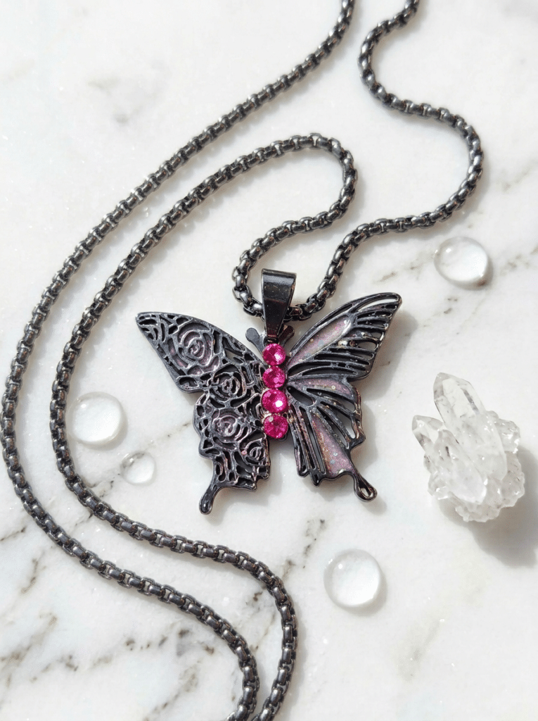 Collier Papillon Éternel argenté Envol Céleste posé sur marbre avec cristaux